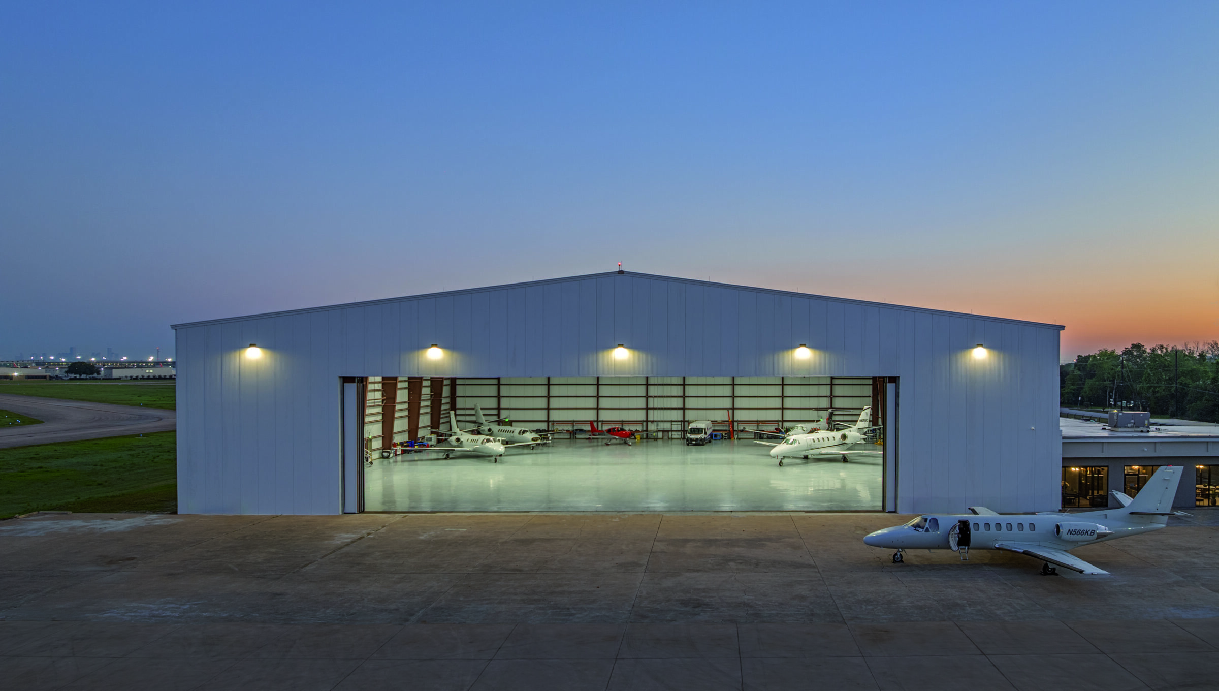 jet aviation hangar HOU exterior